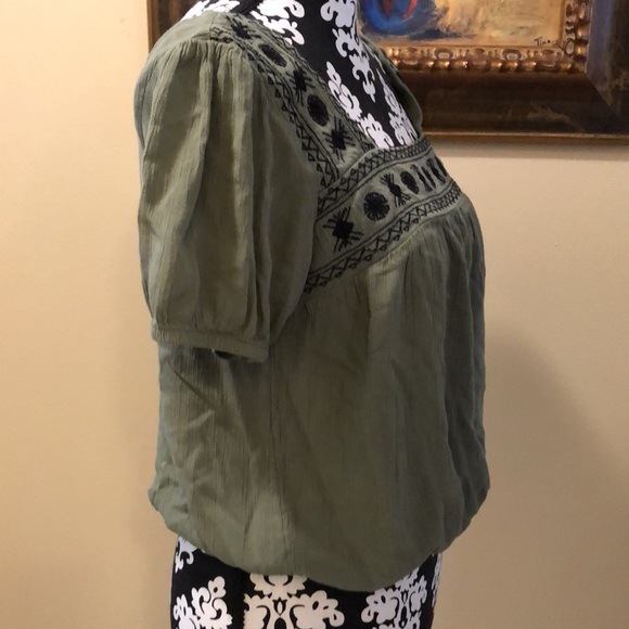 Mudd bohemian embroidered elastic hems short sleeved crinkly lightweight top - Picture 4 of 11